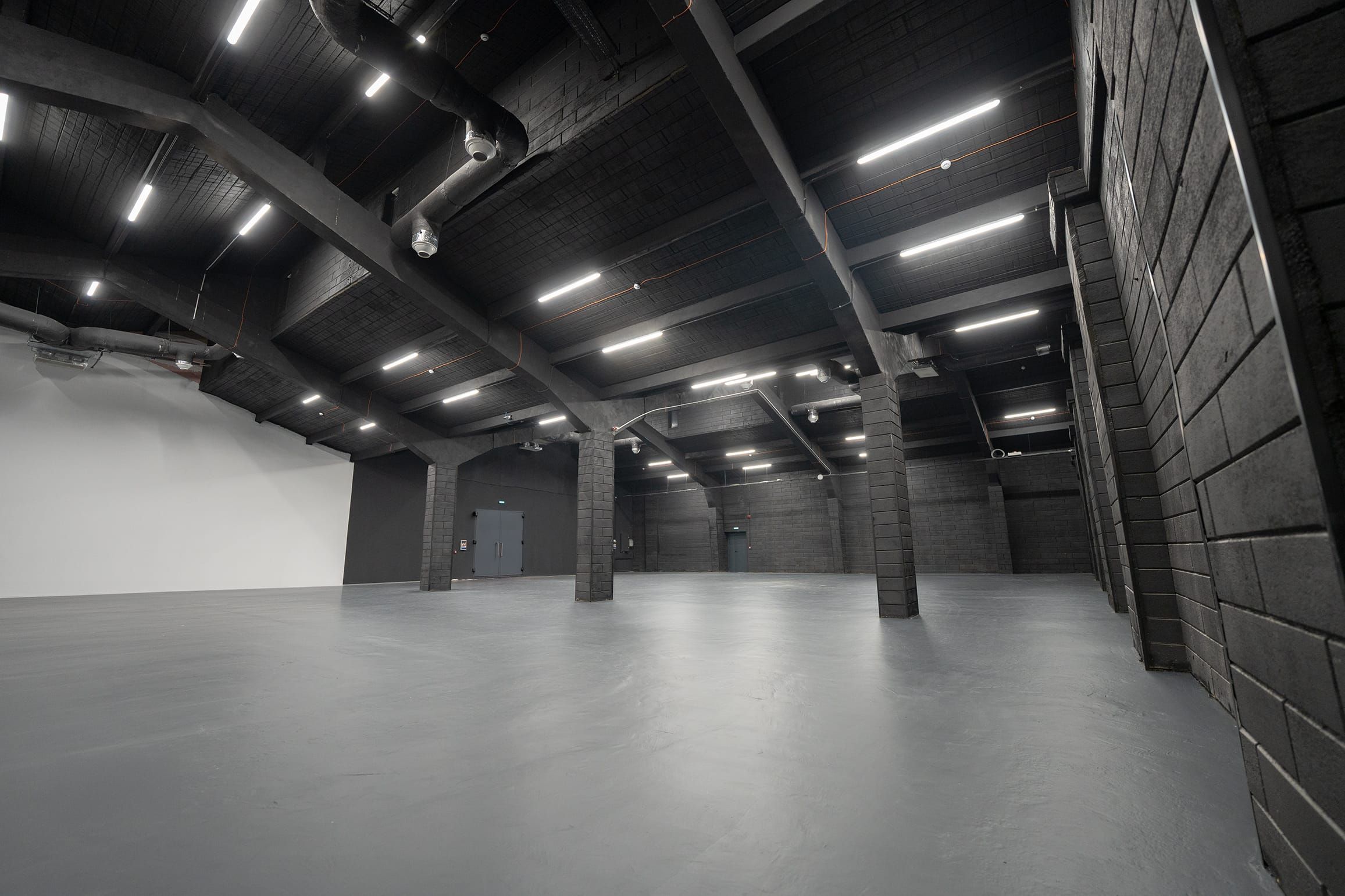 Platoul principal, zonă grip și echipamente pe platou, RED Studio București