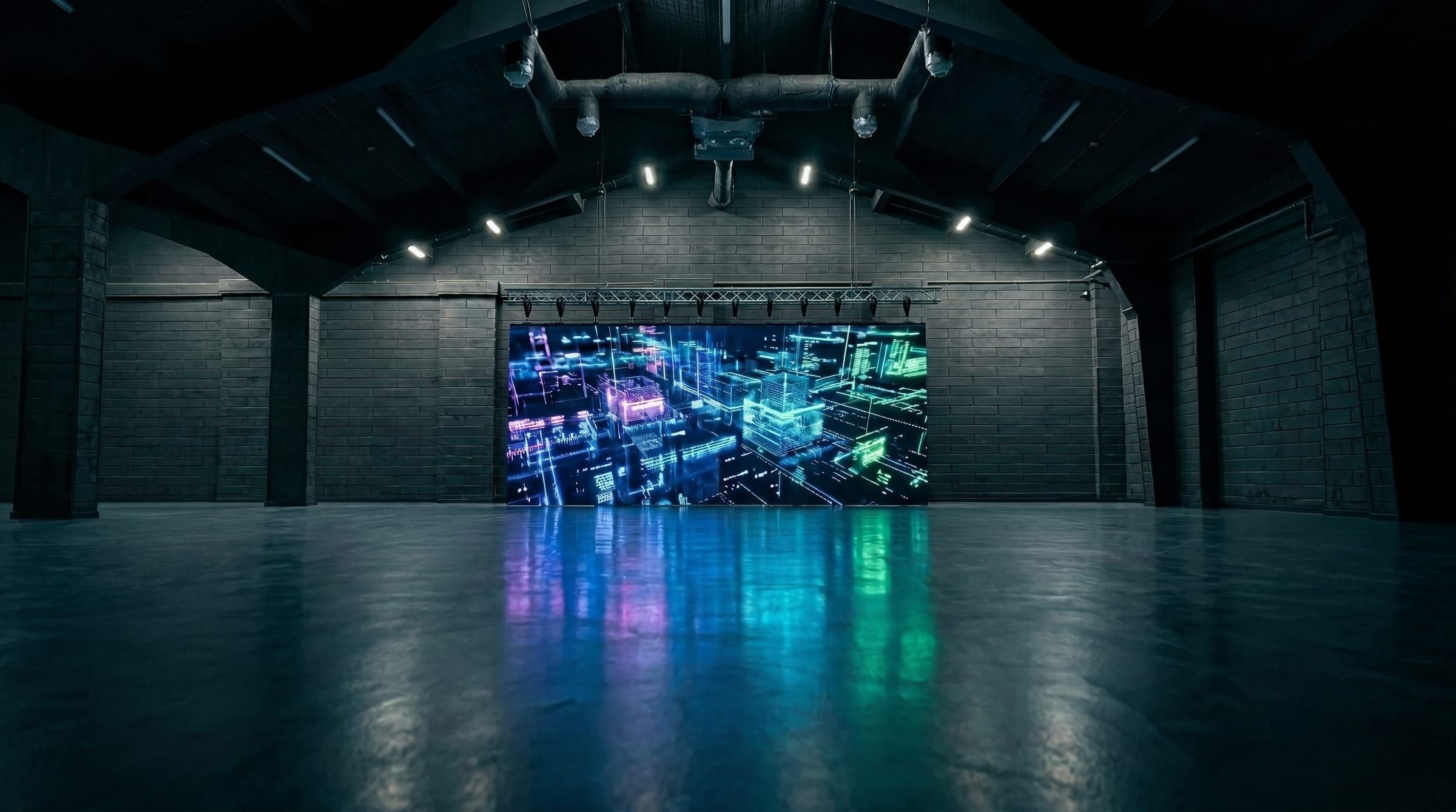 Ecran LED 24 m² pe platoul RED Studio cu grafică neon reflectată în podea